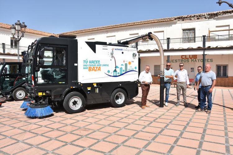 La limpieza urbana en Baza se completa con una nueva barredora de alta capacidad para las grandes calles y plazas