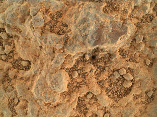 Ultra-Nahaufnahme des Marsbodens mit der Kamera WATSON am Ende des Roboterarms des NASA-Rovers „Perseverance“. Copyright: NASA/JPL-Caltech/MSSS