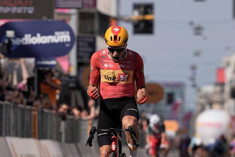 Giro "sfregiato" a Milano: neutralizzati 16 chilometri