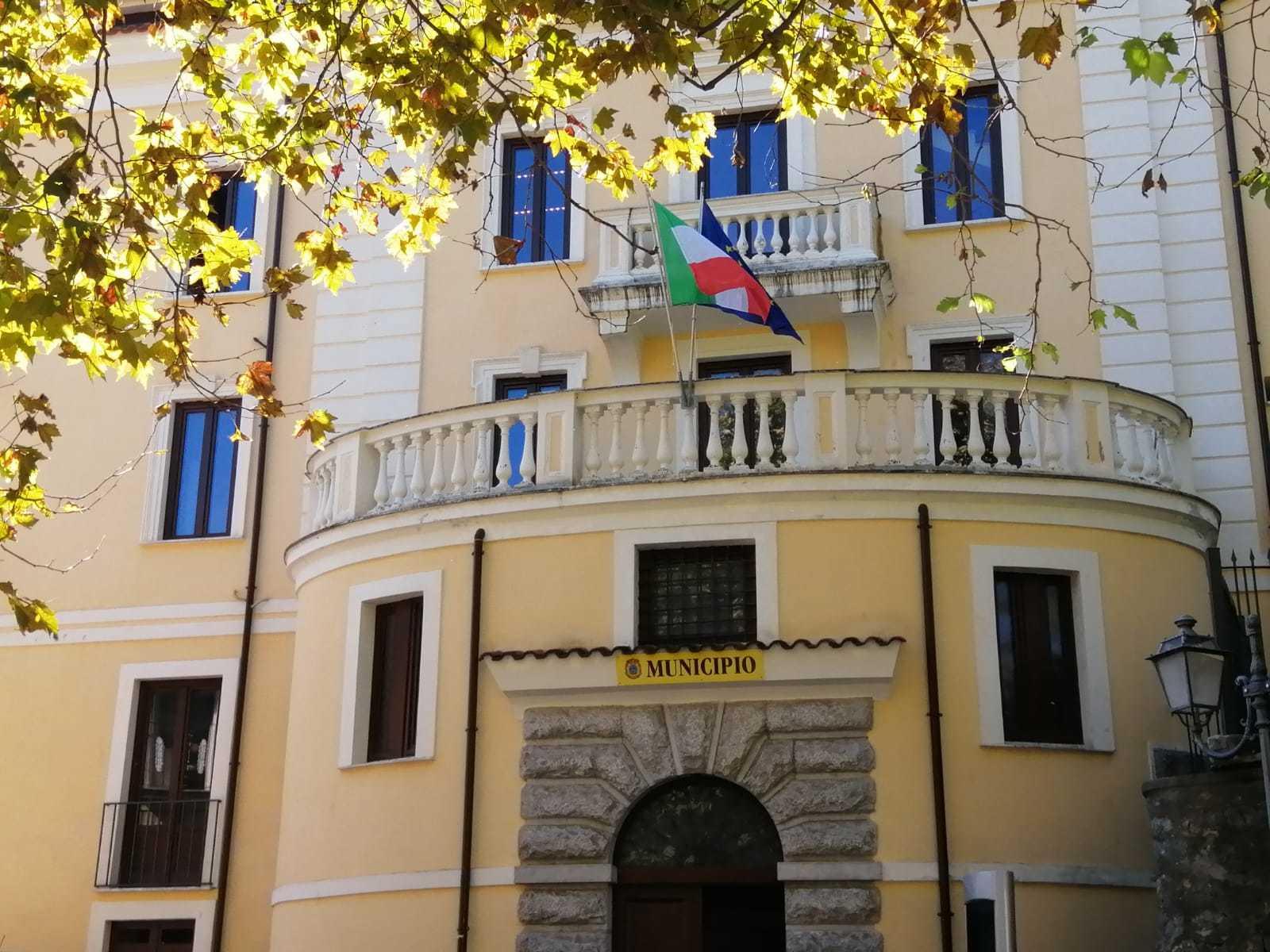 Torraca, il Comune incarica un legale contro Sapri per due strade