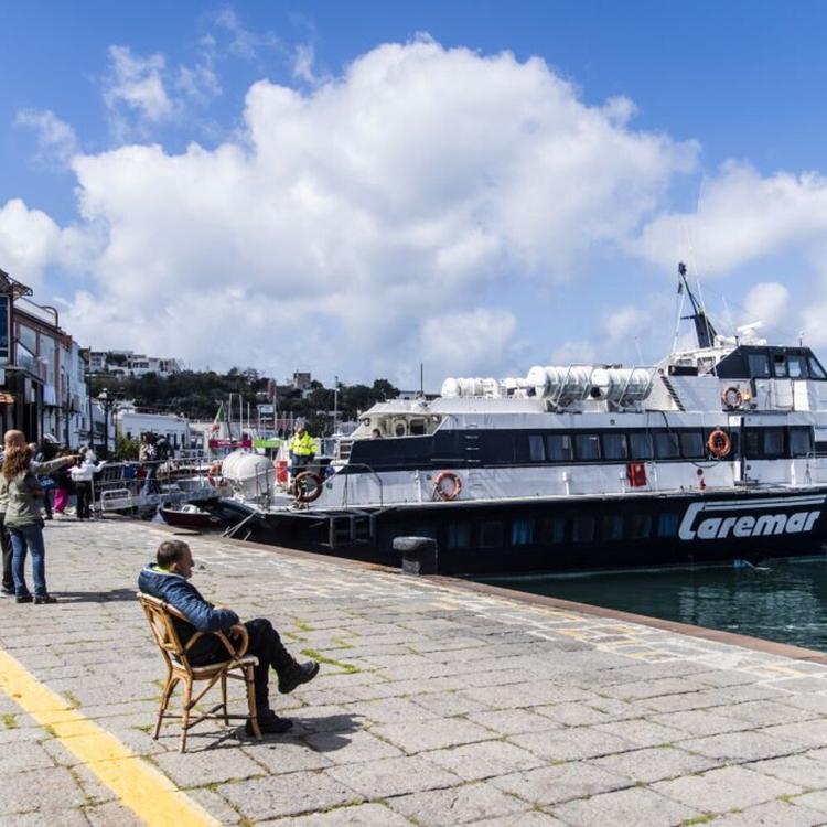 Usa documento falso per ottenere lo sconto sul biglietto per Ischia ma lo arrestano