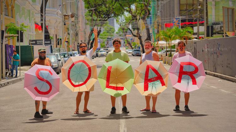 Grupo Mombojó agrega Letrux, Laetitia Sadier, Hervé Salters, Anthony Malka e Domenico Lancellotti no álbum 'Solar'
