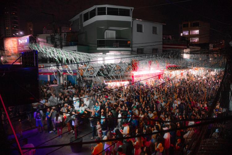 Bola de futebol com chapéu de palha: Paraisópolis, maior comunidade de SP, une Copa do Mundo com São João em festa de rua