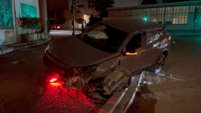 بالصور.. اصطدام سيارة بعمود كهربائي وفرار ركابها بمراكش