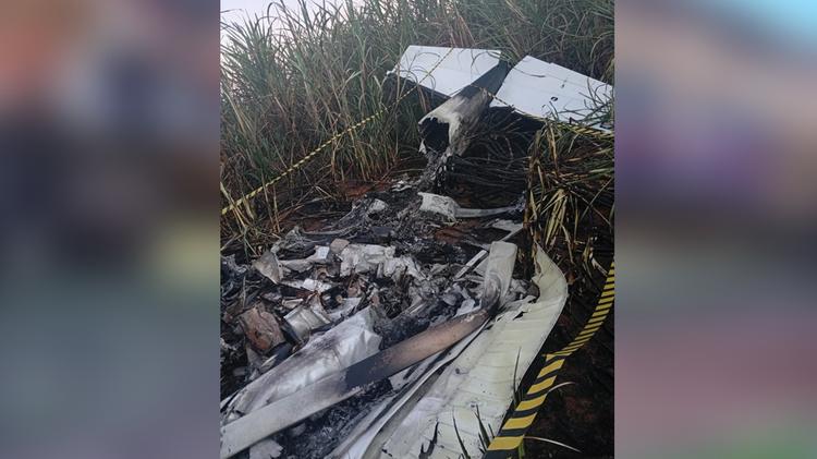 Queda de avião em área rural no interior de SP deixa um morto; aeronave pegou fogo após impacto