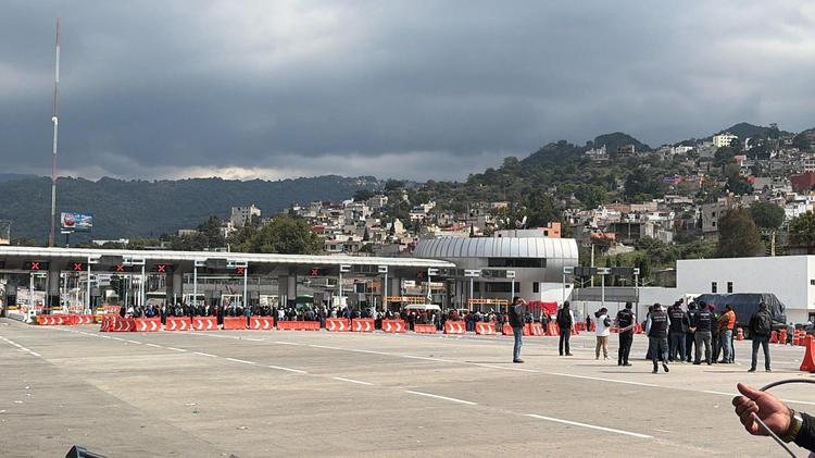 Última Hora! Caseta Tlalpan: Liberan paso hacia Cuernavaca tras bloqueo de Ayotzinapa y CNTE