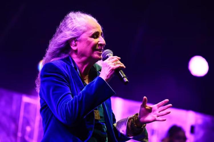 Maria Bethânia emociona público em noite de celebração à música brasileira no Festival de Inverno Bahia