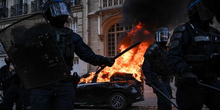 Parigi, lacrimogeni e cariche ai cortei contro il carovita: 61 persone fermate