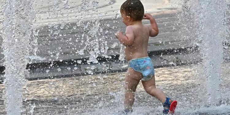 Bambini e caldo record, tre segnali da non sottovalutare. Quali sono i 10 consigli degli esperti per proteggerli?