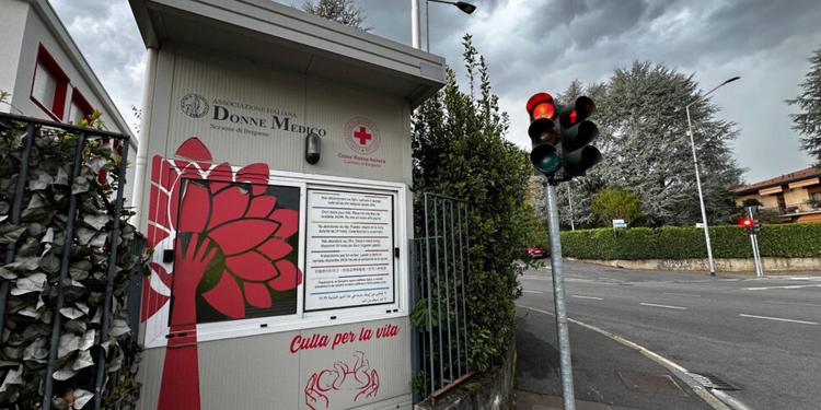 Neonato lasciato nella "Culla per la vita" a Bergamo con un messaggio: "Sei amato"