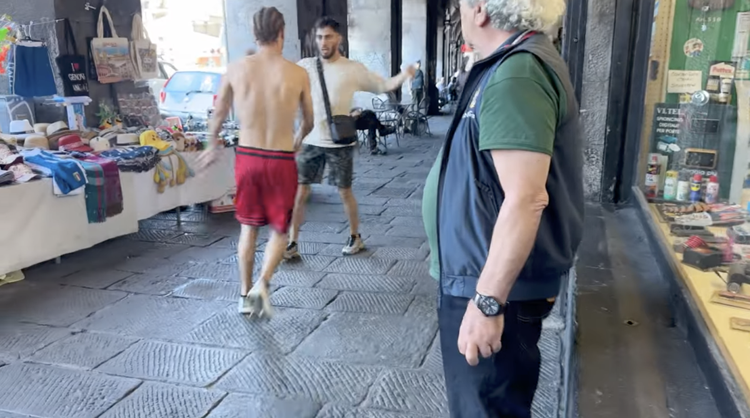 Rissa tra stranieri durante un'intervista sulla sicurezza