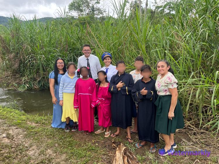 Menina venezuelana convida amigos para ler a Bíblia e leva 4 ao batismo em Roraima