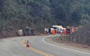 BR-381 continua com interdição após carreta tanque carregada com combustível tombar no sábado (6)