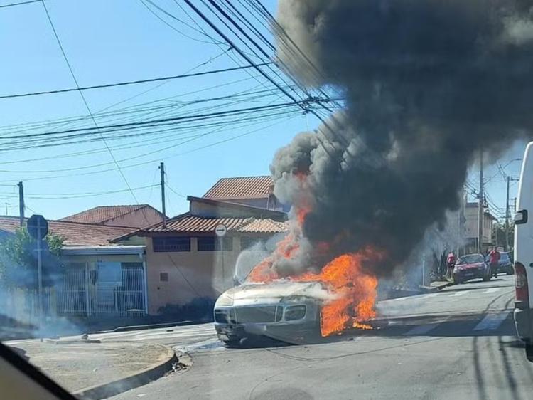 Porsche é tomado por fogo em Indaiatuba