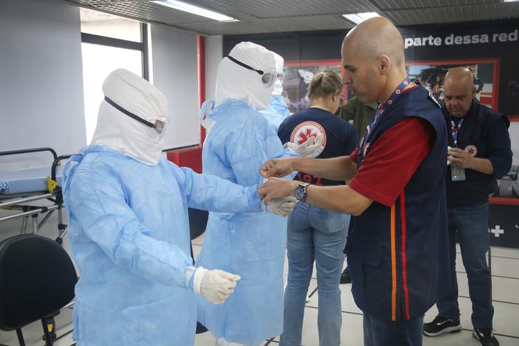 1 Samu do RJ treina equipes para transportar pacientes com suspeita de ebola-radardasaude