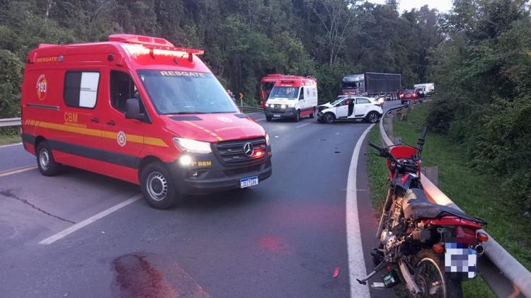 Motociclista de Nova Prata fica em estado grave em acidente na BR-470; motorista de HB20 testou positivo para álcool