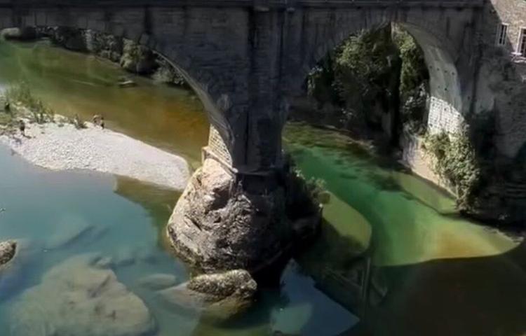 Topless sul fiume sotto il Ponte del Diavolo: sei anni di battaglia legale per una multa da 100 euro