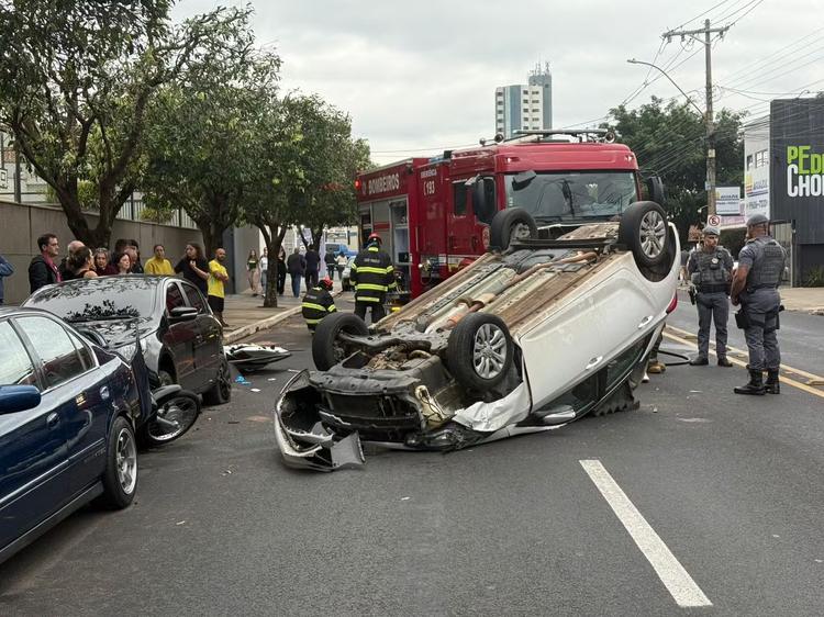 Carro atinge moto, veículos estacionados e capota em avenida de Bauru; vídeo