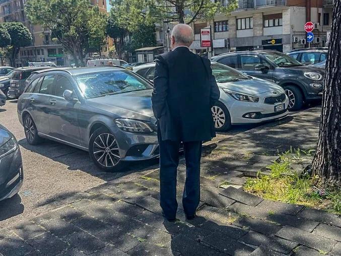 Salerno, De Luca torna in strada dopo il voto: ultimatum sui cantieri e blitz contro i parcheggiatori abusivi