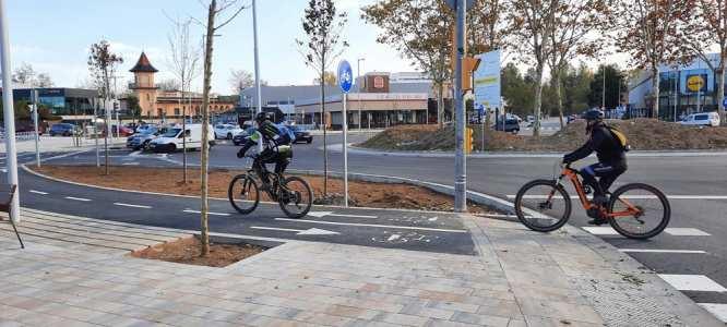 Finalitzen les obres de la plaça de Salt que han permès integrar un carril bici a la rotonda i renovar l’espai
