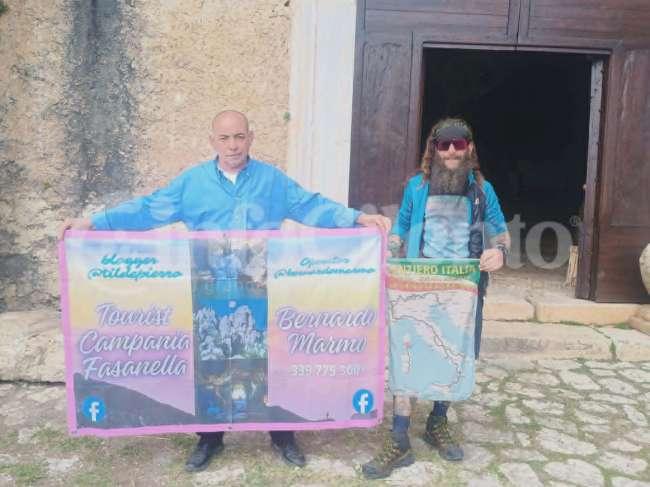 Luca Terenziani, “camminatore per passione” sta percorrendo 8.000 km a piedi. Oggi è arrivato a Sant’Angelo a Fasanella