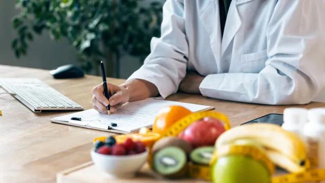 Como comer mais fibras: hábito simples com frutas pode ajudar