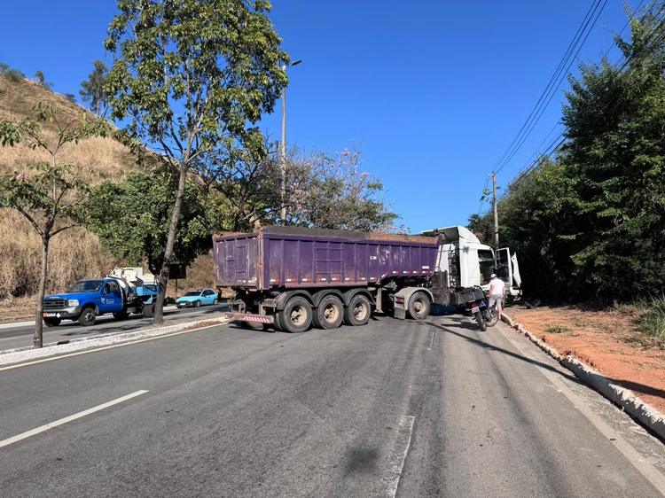 Carreta fica atravessada na BR-381 após pane mecânica no Morro da Usipa, em Ipatinga