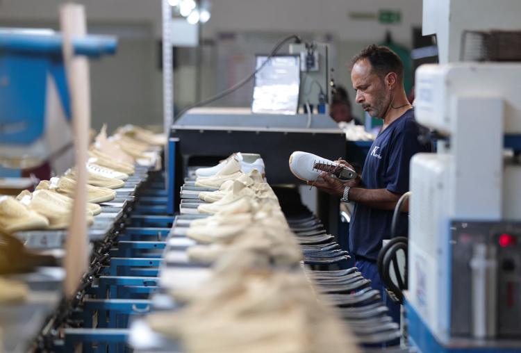 Produção industrial tem pior resultado para agosto em 11 anos; intenção de investir é a menor em 6 anos