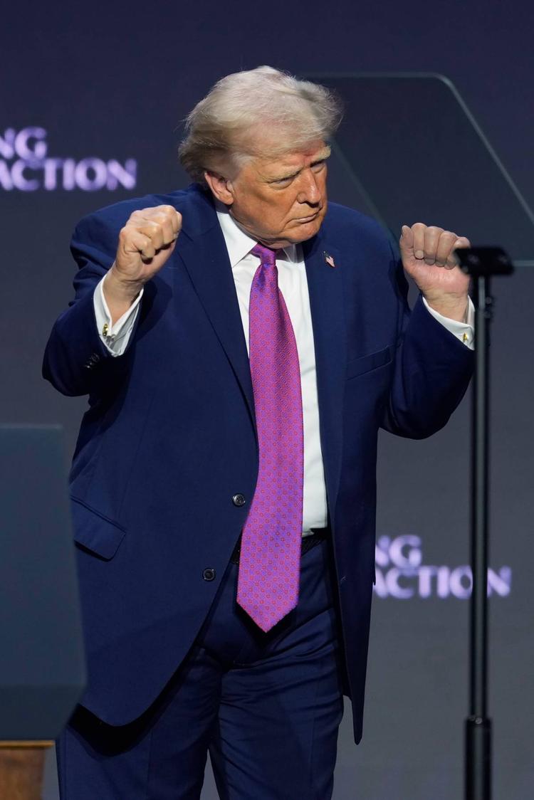 "L'Iran è al collasso e la leadership divisa". Trump ci crede ancora (col rebus della tregua)