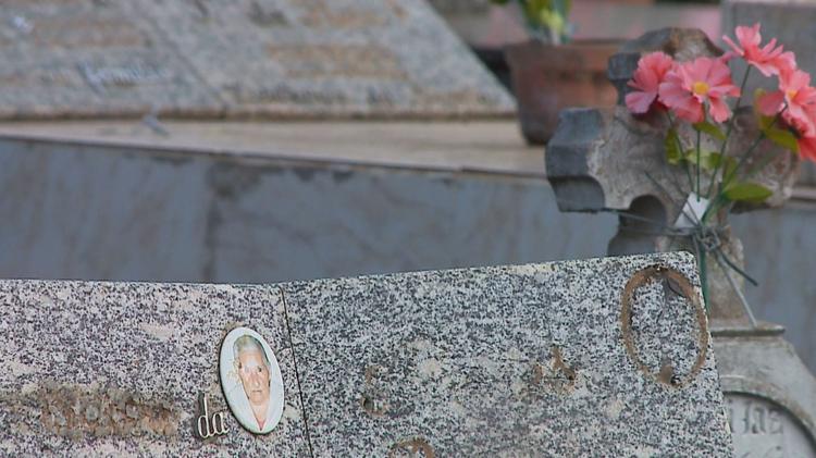 Peças de bronze e fotos de mortos são furtadas de túmulos em cemitério centenário no RS