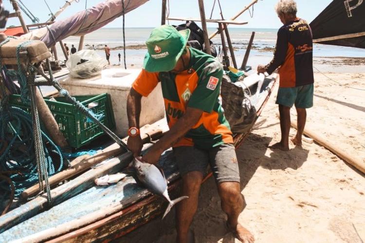 Adailton “Dadá” Oliveira exibe um peixe capturado durante a jornada de pesca: patrimônio imaterial cultural (Foto: Maria Letycia)