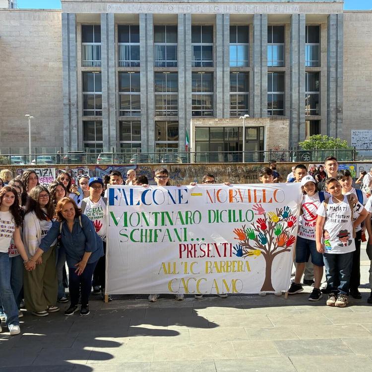 L'abbraccio dei ragazzi al Palazzo di giustizia di Palermo (VIDEO)