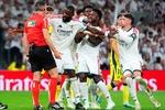 La reacción de Vinicius tras la roja: se lo llevan entre tres, pantalla de Rüdiger al árbitro y gesto de Endrick