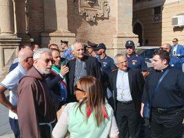 Frana a Niscemi. Il cardinale Zuppi incontra i cittadini: “Se ne esce insieme”. Contributo della Chiesa italiana per la scuola elementare
