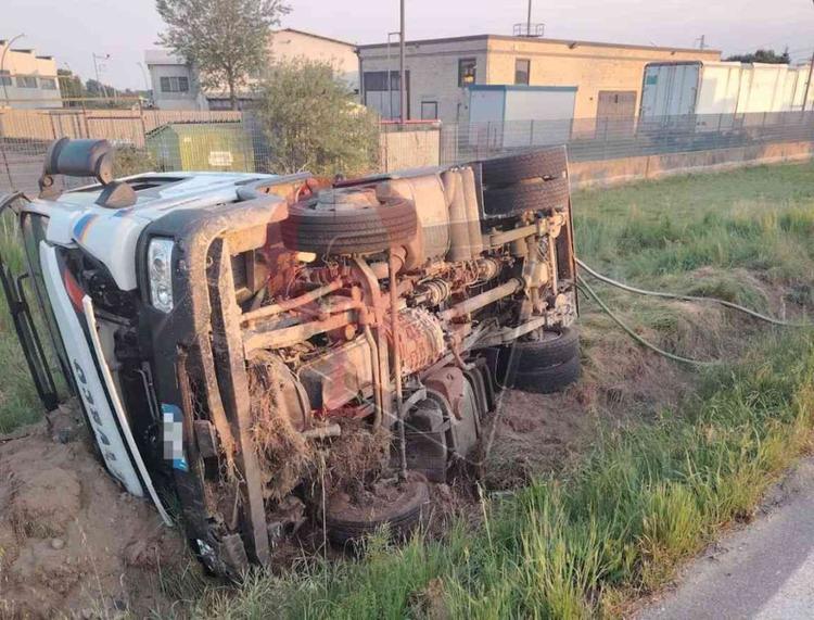 rondissone verolengo autocisterna ribaltata