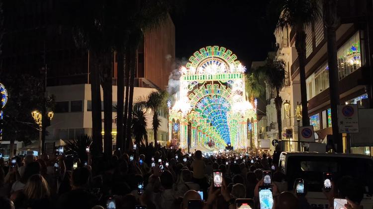 Brindisi, si accende la festa con l’augurio di Monsignor Satriano