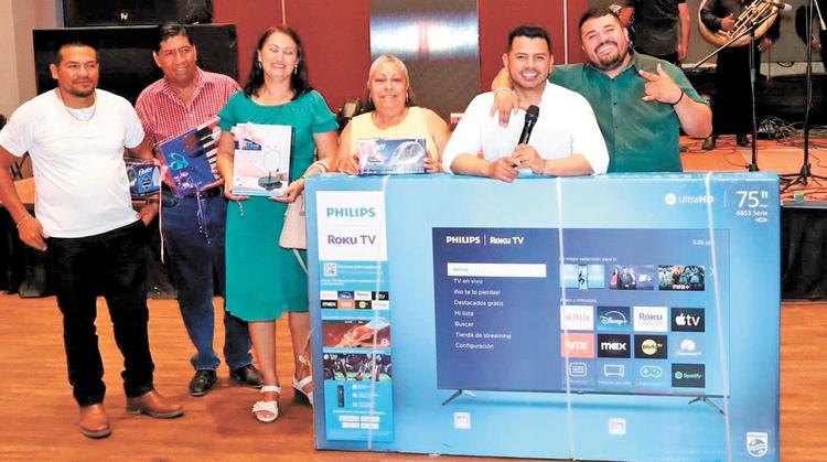 Homenajean a cientos de maestros en Xochitepec con rifa de motocicletas y electrodomésticos