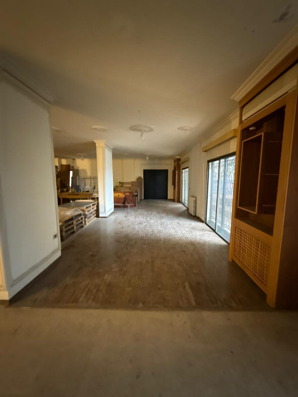 For Sale: Showrroom in Mansourieh