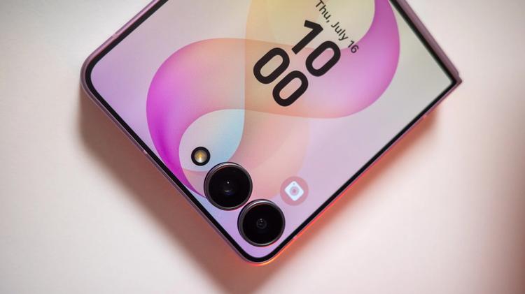 close-up of outer display on galaxy z flip 8