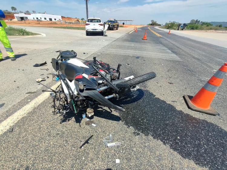 Batida entre moto e carro deixa motociclista ferido na BR-262, em MG