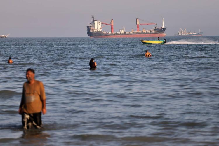 Hormuz, piano per evacuare gli 11mila marinai bloccati. Altro no degli Usa ai pedaggi