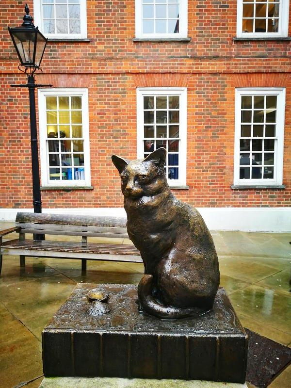 Statue of Dr Johnson's favourite cat, Hodge
