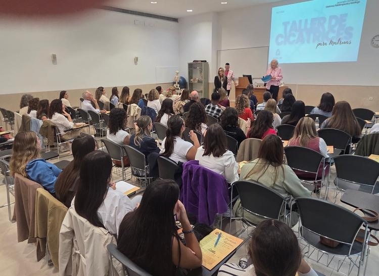 El Colegio de Enfermería de Cádiz reúne a 70 matronas en un taller especializado sobre tratamiento de cicatrices
