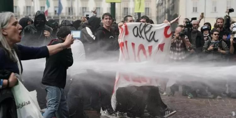 "Soldi alla scuola e non alla guerra". Migliaia di studenti in piazza, cortei in tutta Italia