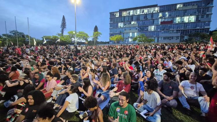 Manifestantes fazem ato pró-Lula na UFMG, em BH
