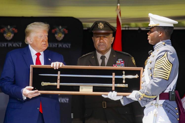 Mazze da golf, aerei e Nobel: ecco come funziona la "diplomazia dei regali" a Trump