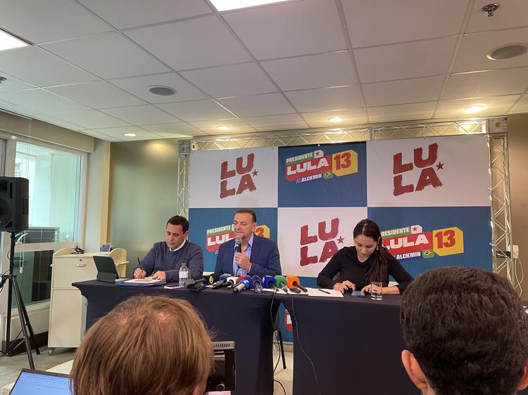 Presidente do PT quer negociar aliança com a 'direita que valoriza a democracia' no 2º turno