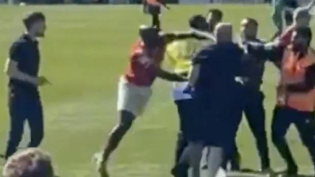Soco de jogador em torcedor em pleno gramado deixa Inglaterra em choque