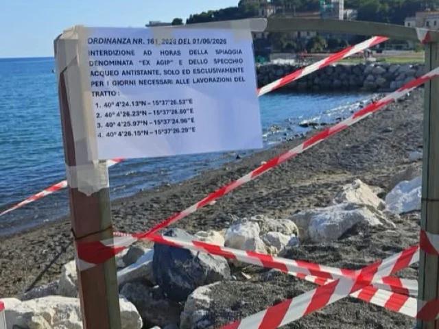 Caso spiaggia Ex Agip a Sapri, scontro sulle ordinanze: il Comune parla di lavori ma la Guardia Costiera impone lo stop per pericolo
