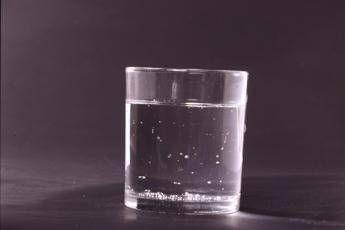 Bere acqua calda al mattino o alla sera? I consigli dell'esperto